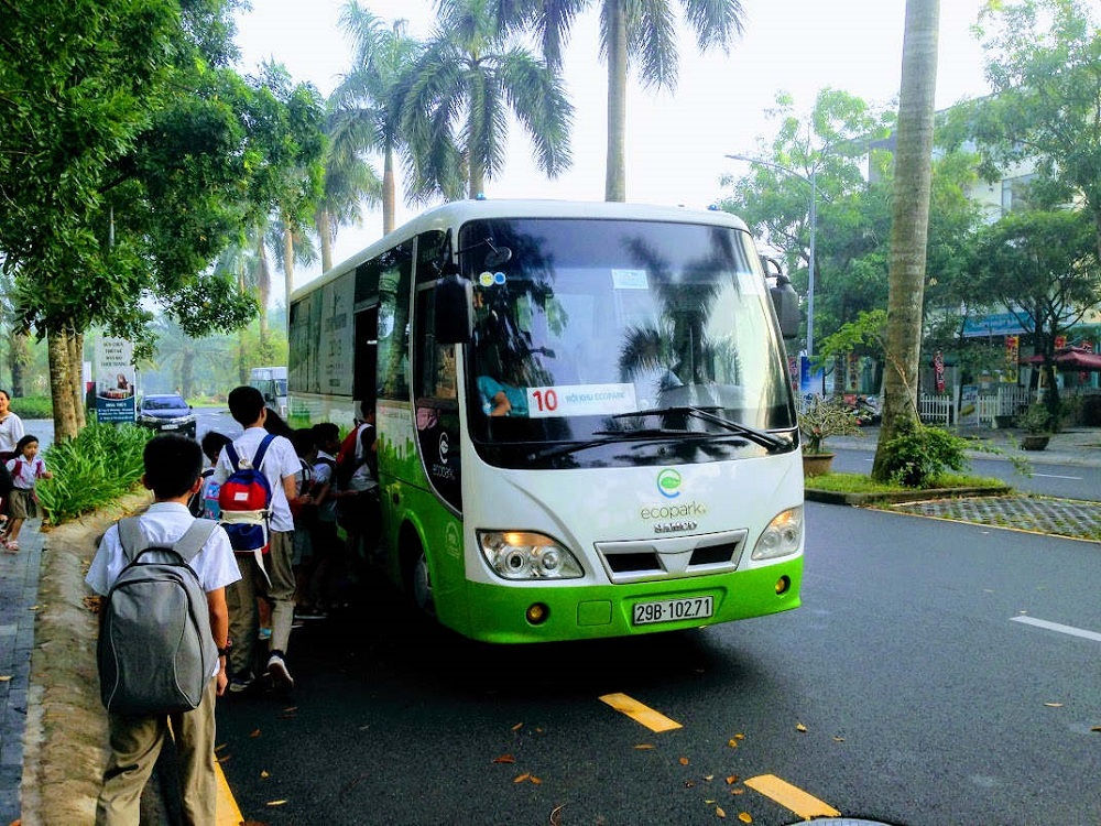 Dịch vụ xe bus Ecobus chạy liên tục hàng trăm chuyến mỗi ngày, kết nối Ecopark tới khắp Hà Nội.